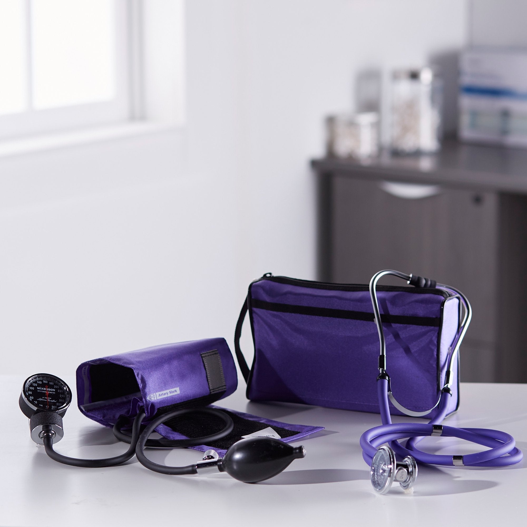 McKesson Lumeon™ Aneroid Sphygmomanometer/Sprague Kit 01-768-641-11AVGM