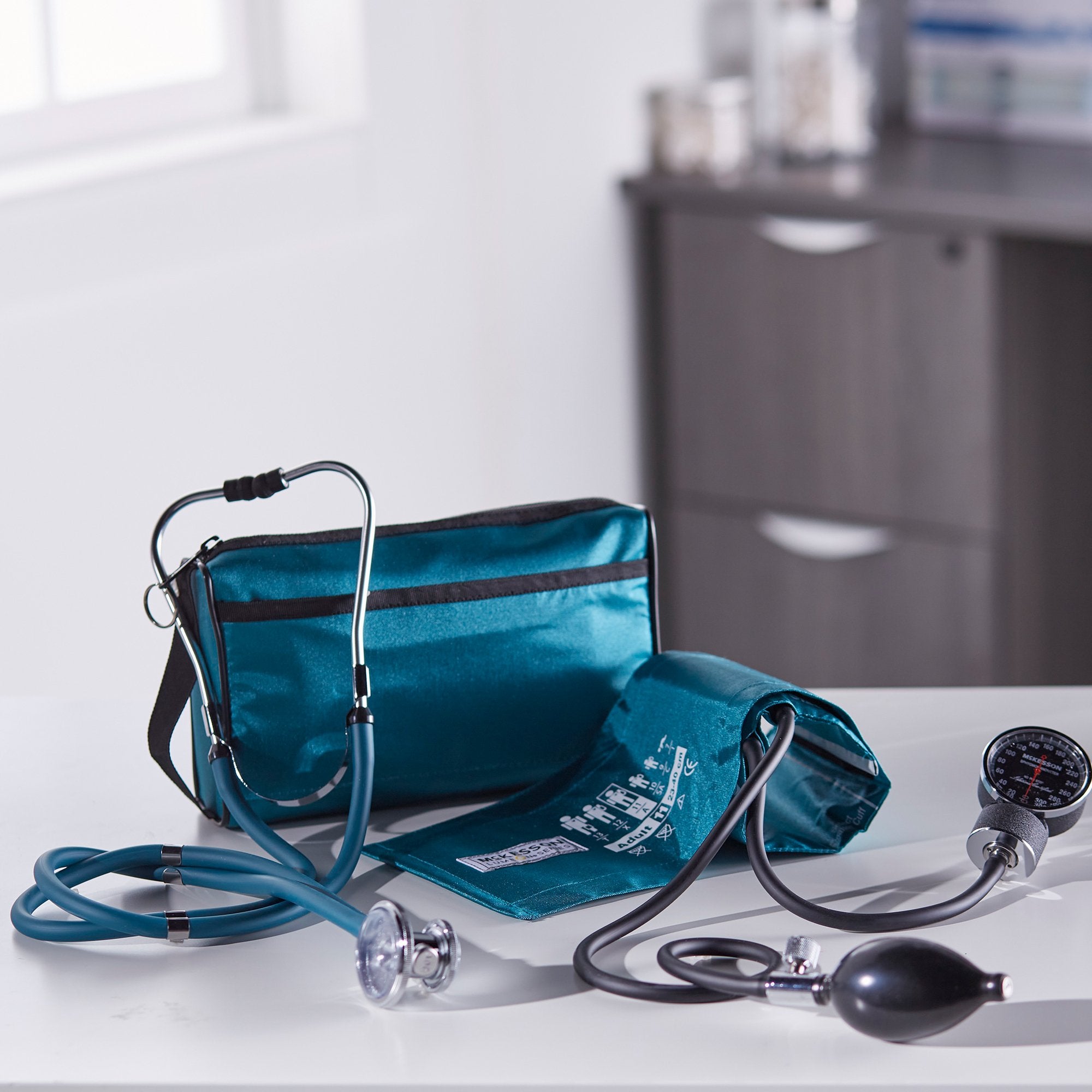 McKesson Lumeon™ Aneroid Sphygmomanometer/Sprague Kit 01-768-641-11ATLGM