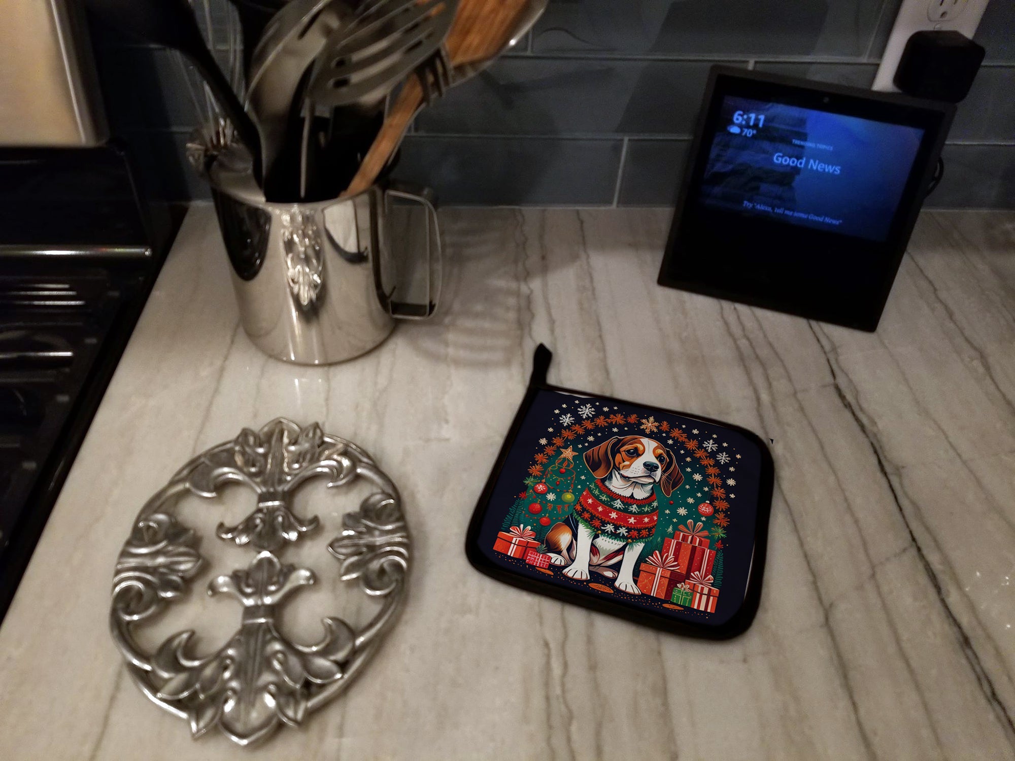 Beagle Christmas Pot Holder Set of 2 Heat Resistant Quilted Hot Pads 7.5 x 7.5 Inch, Insulated Kitchen Trivets for Cooking & Baking