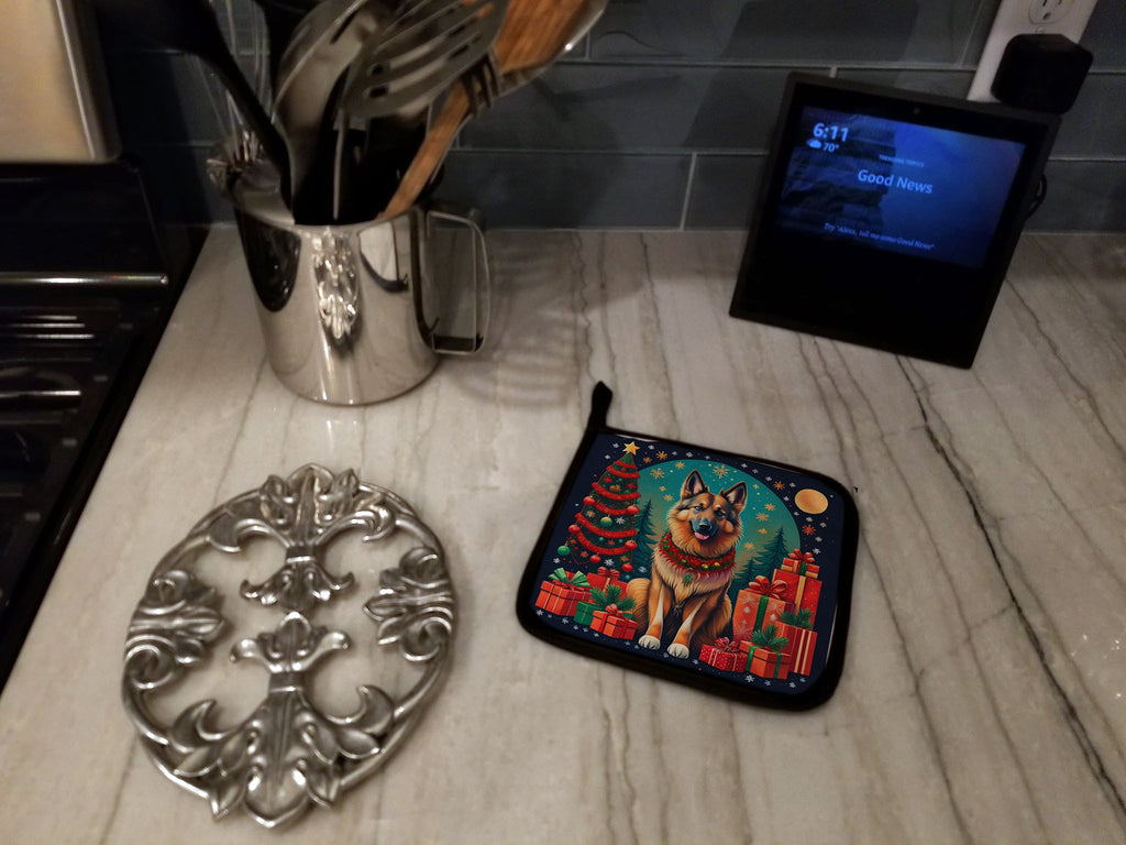 Belgian Tervuren Christmas Pot Holder Set of 2 Heat Resistant Quilted Hot Pads 7.5 x 7.5 Inch, Insulated Kitchen Trivets for Cooking & Baking
