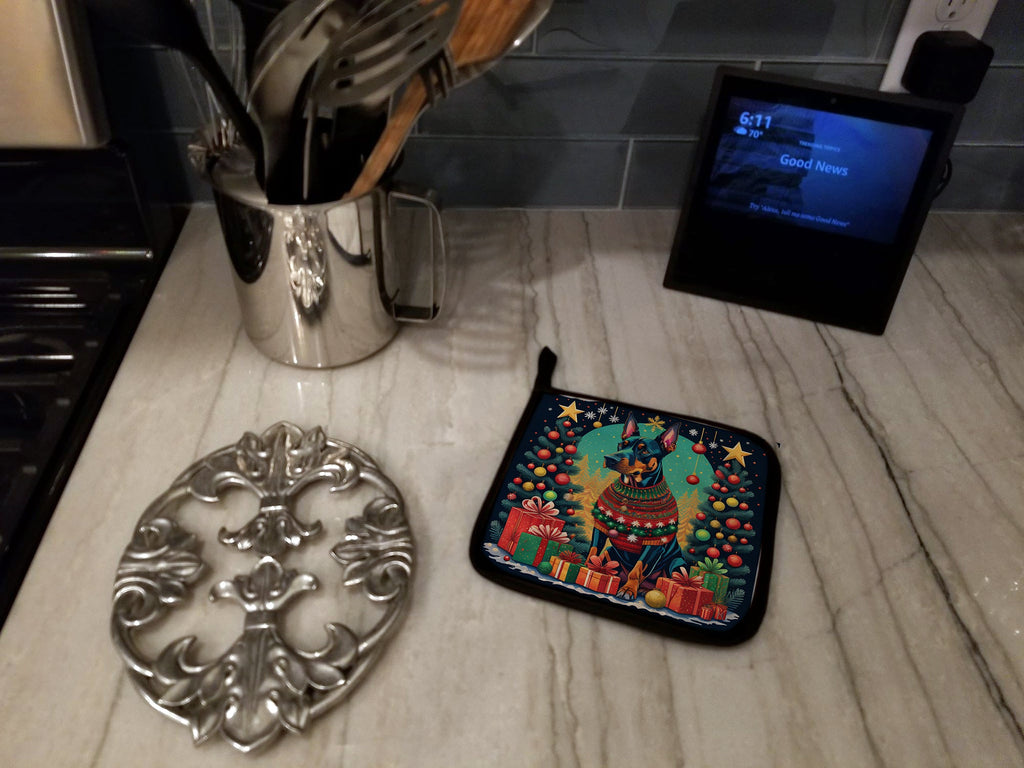 Doberman Pinscher Christmas Pot Holder Set of 2 Heat Resistant Quilted Hot Pads 7.5 x 7.5 Inch, Insulated Kitchen Trivets for Cooking & Baking