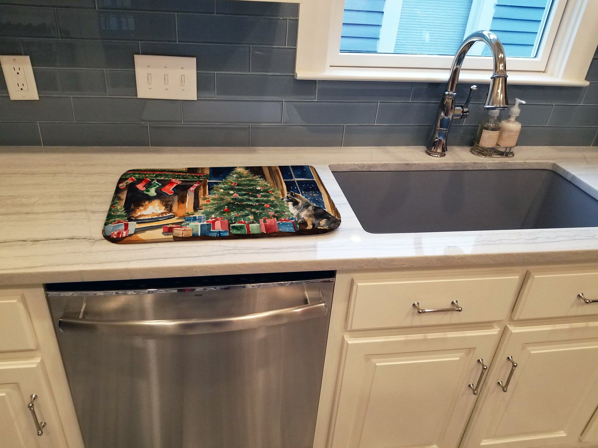 Keeshond Cozy Christmas Dish Drying Mat Absorbent Dish Drying Mat Pad for Kitchen Counter Dish Drainer Mat for Countertop, 14 x 21", Multicolor