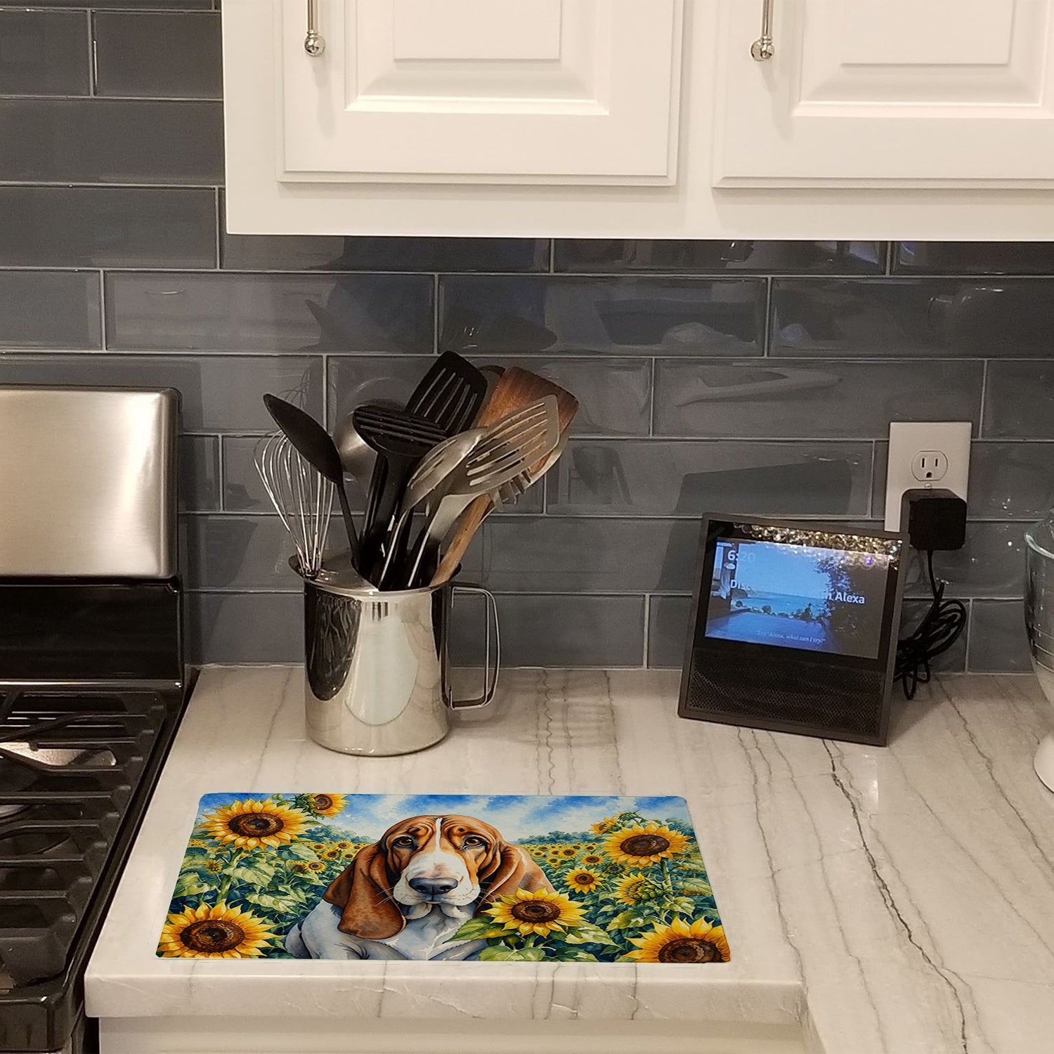 Basset Hound in Sunflowers Cutting Board Tempered Glass Kitchen Cutting Surface, Heat Resistant Chopping Board with Non-Slip Feet, Decorative Food Prep & Serving