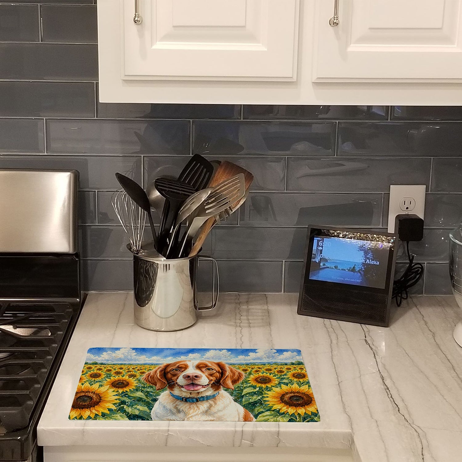 Brittany Spaniel in Sunflowers Cutting Board Tempered Glass Kitchen Cutting Surface, Heat Resistant Chopping Board with Non-Slip Feet, Decorative Food Prep & Serving