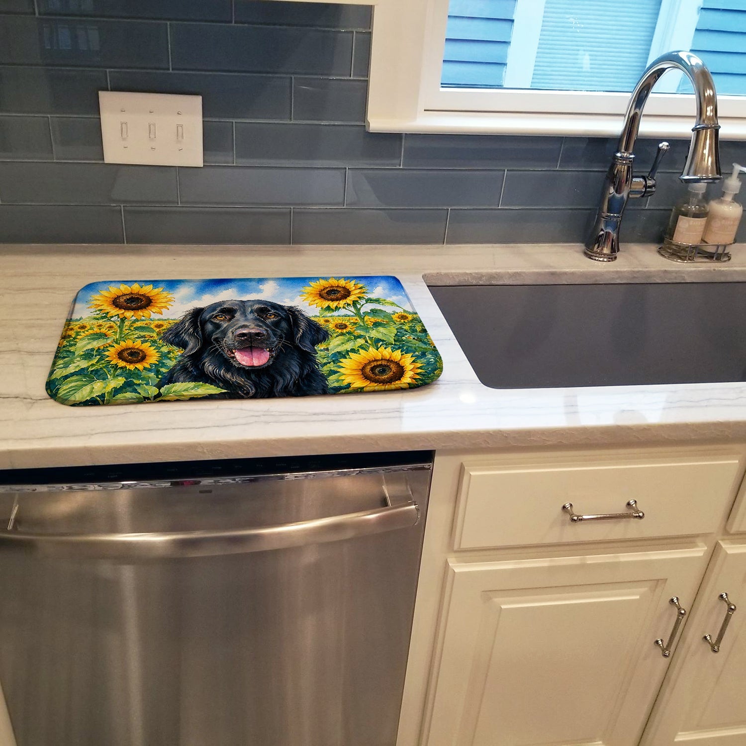 Flat-Coated Retriever in Sunflowers Dish Drying Mat Absorbent Dish Drying Mat Pad for Kitchen Counter Dish Drainer Mat for Countertop, 14 x 21", Multicolor