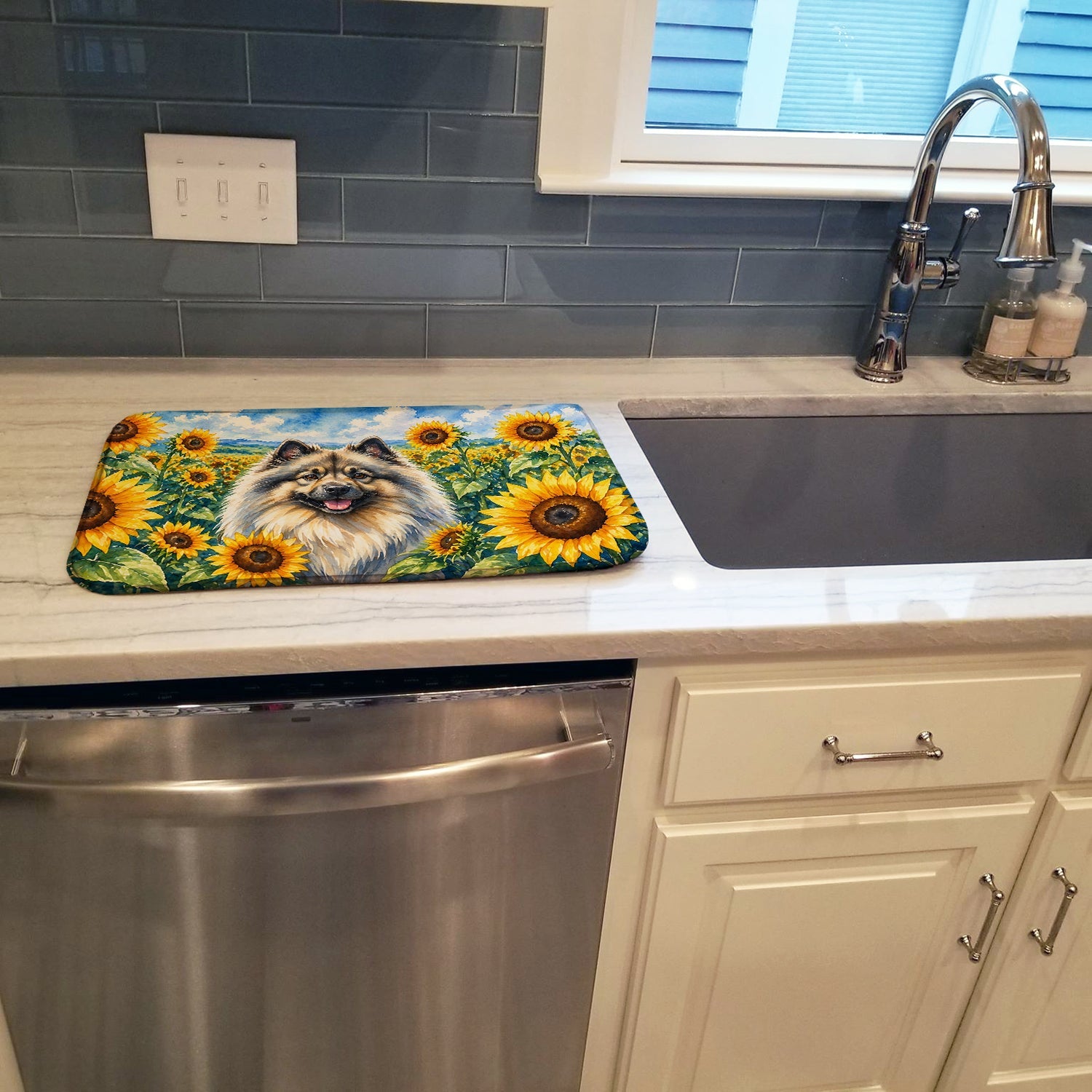 Keeshond in Sunflowers Dish Drying Mat Absorbent Dish Drying Mat Pad for Kitchen Counter Dish Drainer Mat for Countertop, 14 x 21", Multicolor
