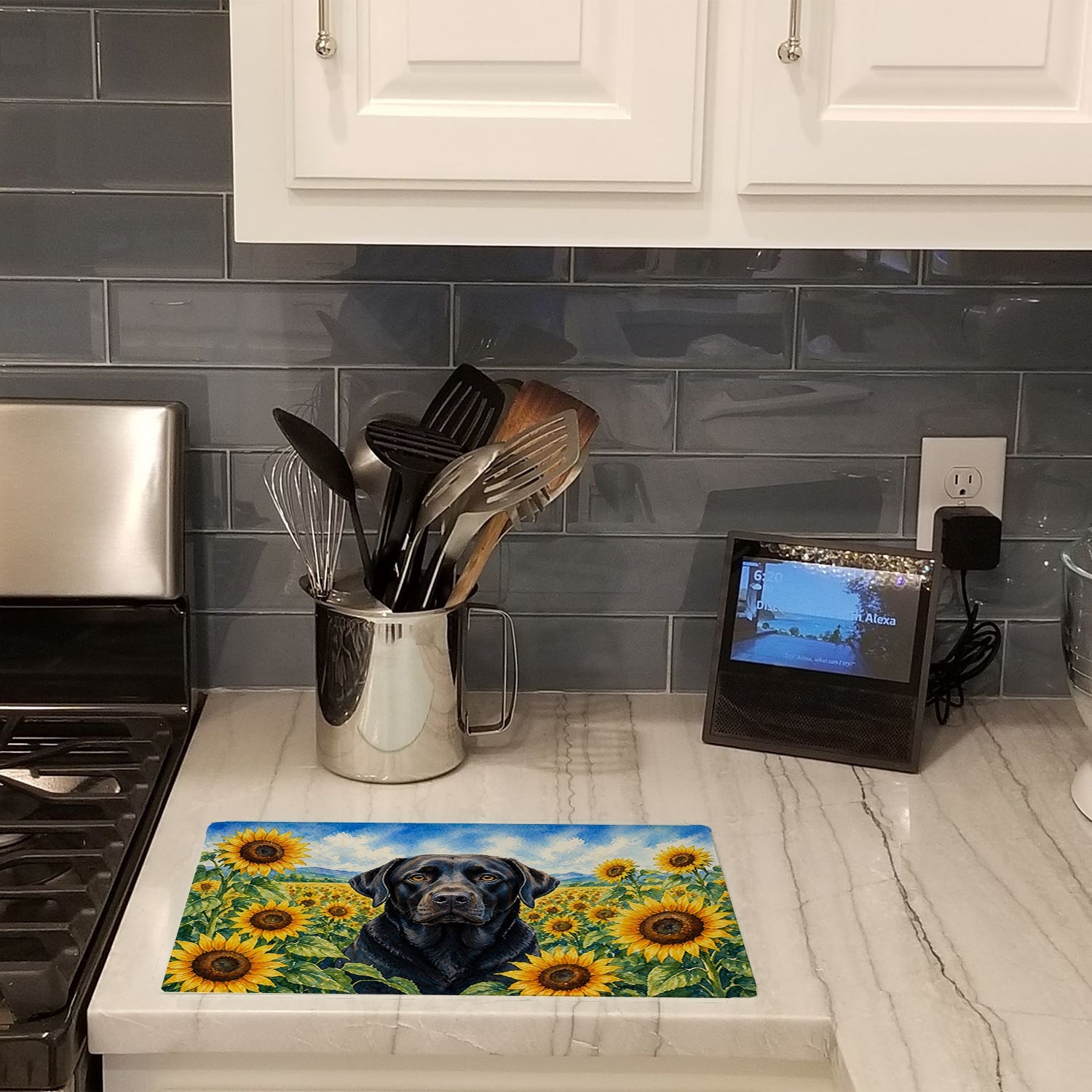 Labrador Retriever in Sunflowers Cutting Board Tempered Glass Kitchen Cutting Surface, Heat Resistant Chopping Board with Non-Slip Feet, Decorative Food Prep & Serving
