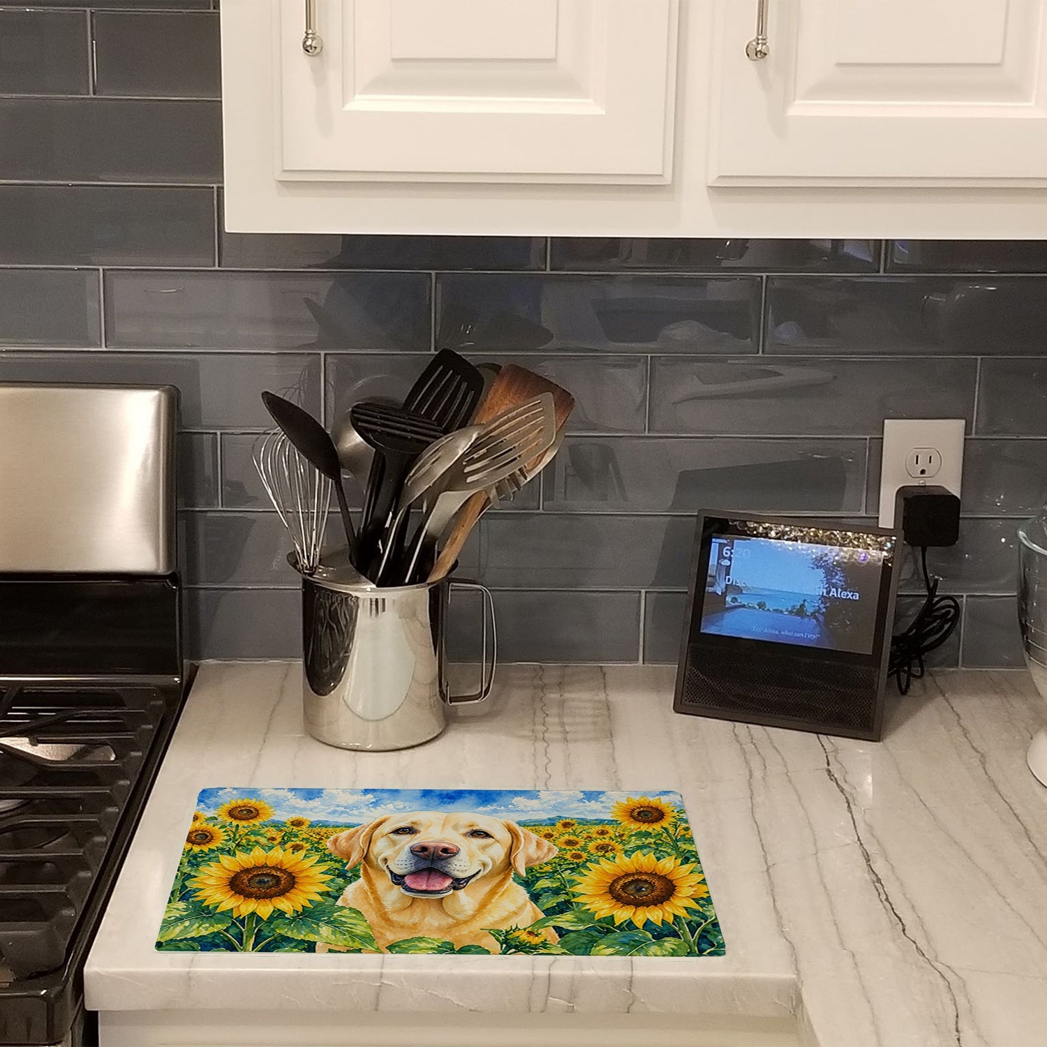 Labrador Retriever in Sunflowers Cutting Board Tempered Glass Kitchen Cutting Surface, Heat Resistant Chopping Board with Non-Slip Feet, Decorative Food Prep & Serving