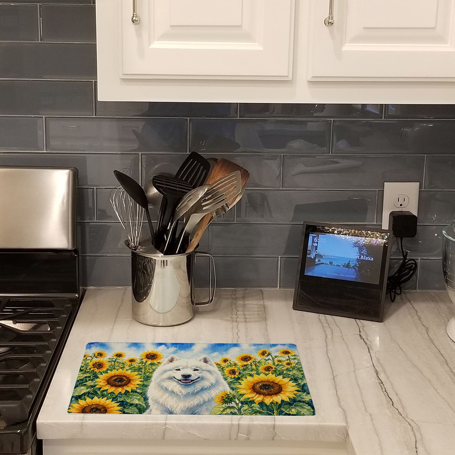 Samoyed in Sunflowers Cutting Board Tempered Glass Kitchen Cutting Surface, Heat Resistant Chopping Board with Non-Slip Feet, Decorative Food Prep & Serving