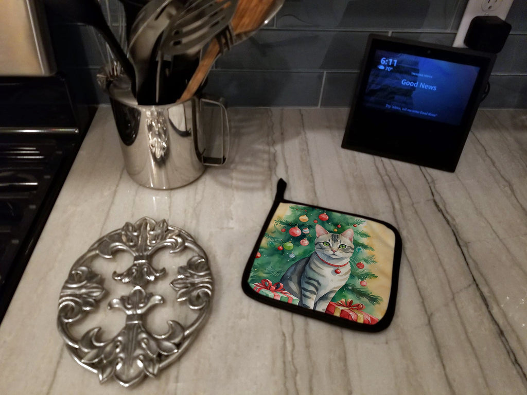 Asian Cat By the Christmas Tree Pot Holder Set of 2 Heat Resistant Quilted Hot Pads 7.5 x 7.5 Inch, Insulated Kitchen Trivets for Cooking & Baking