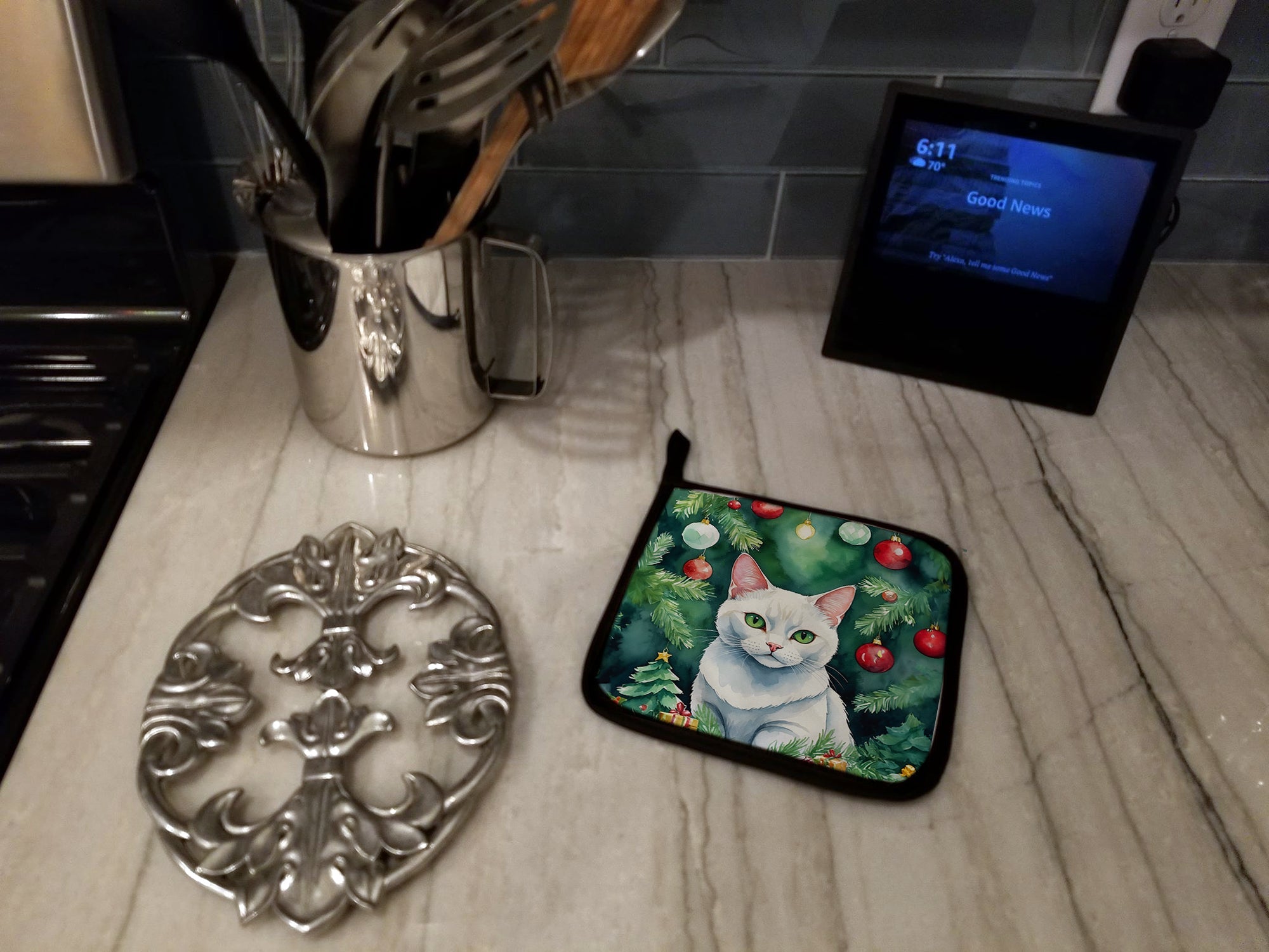 Khao Manee Cat By the Christmas Tree Pot Holder Set of 2 Heat Resistant Quilted Hot Pads 7.5 x 7.5 Inch, Insulated Kitchen Trivets for Cooking & Baking
