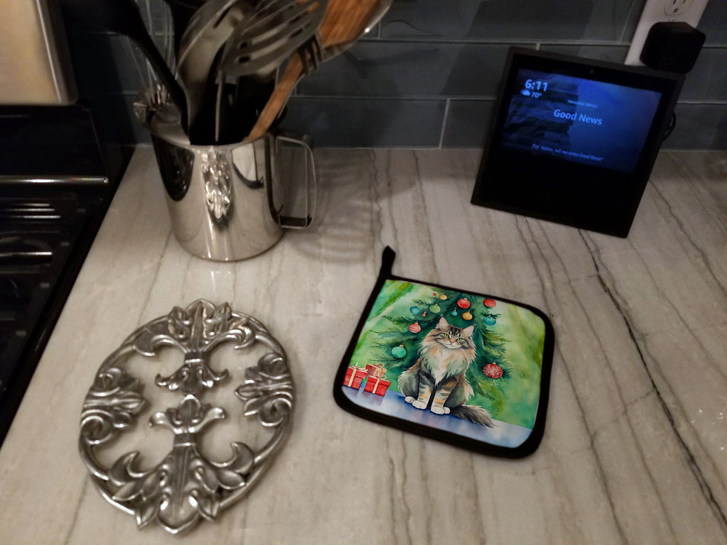 MaineCoon Cat By the Christmas Tree Pot Holder Set of 2 Heat Resistant Quilted Hot Pads 7.5 x 7.5 Inch, Insulated Kitchen Trivets for Cooking & Baking