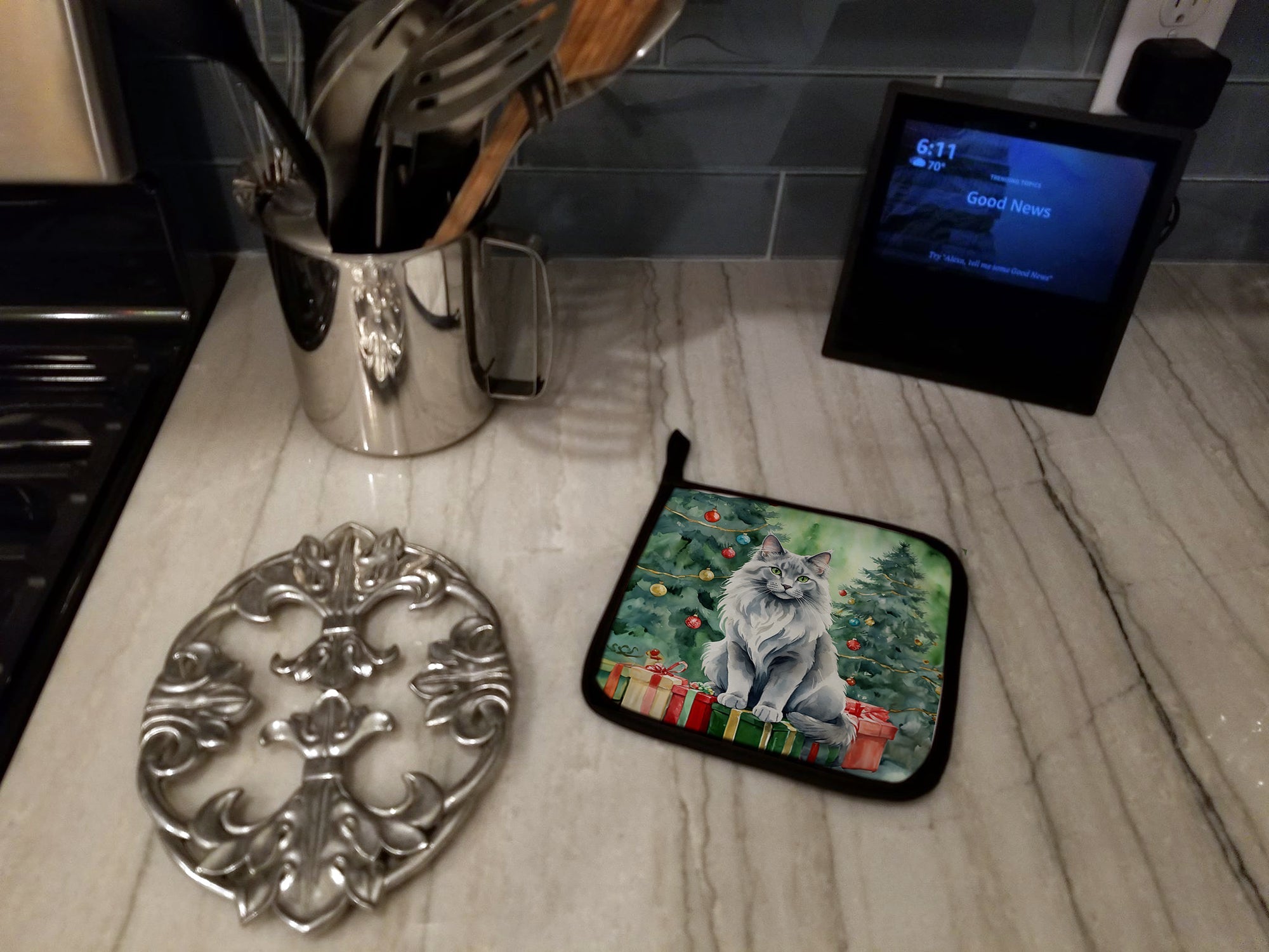 Nebelung Cat By the Christmas Tree Pot Holder Set of 2 Heat Resistant Quilted Hot Pads 7.5 x 7.5 Inch, Insulated Kitchen Trivets for Cooking & Baking