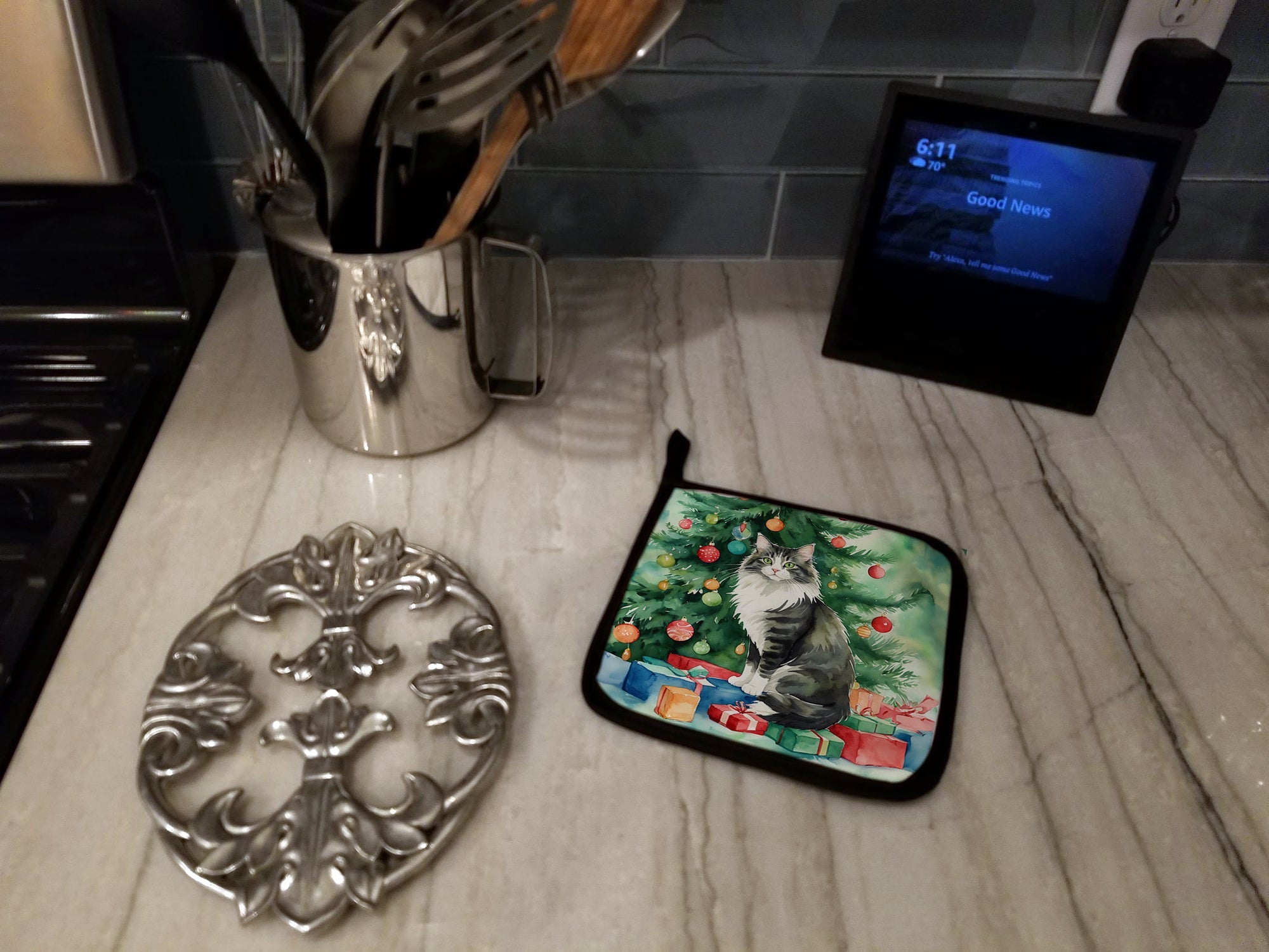 Norwegian Forest Cat By the Christmas Tree Pot Holder Set of 2 Heat Resistant Quilted Hot Pads 7.5 x 7.5 Inch, Insulated Kitchen Trivets for Cooking & Baking