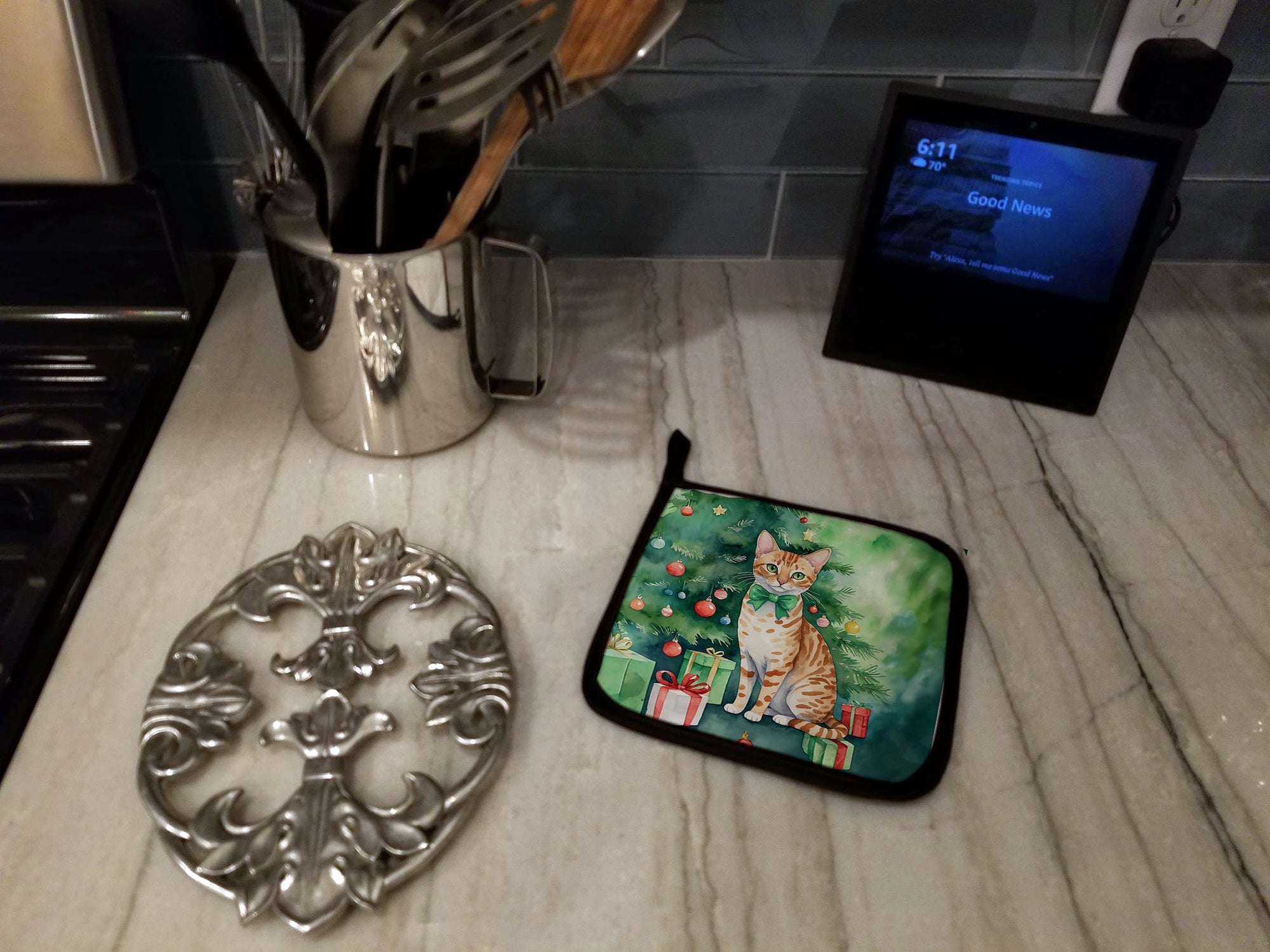 Ocicat Cat By the Christmas Tree Pot Holder Set of 2 Heat Resistant Quilted Hot Pads 7.5 x 7.5 Inch, Insulated Kitchen Trivets for Cooking & Baking