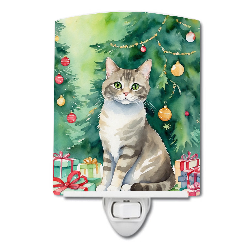 Pudelkatze Cat By the Christmas Tree Ceramic Night Light Compact, UL-Certified, Ideal for Bedroom, Bathroom, Nursery, Hallway, Kitchen, 6x4x3, Multicolor