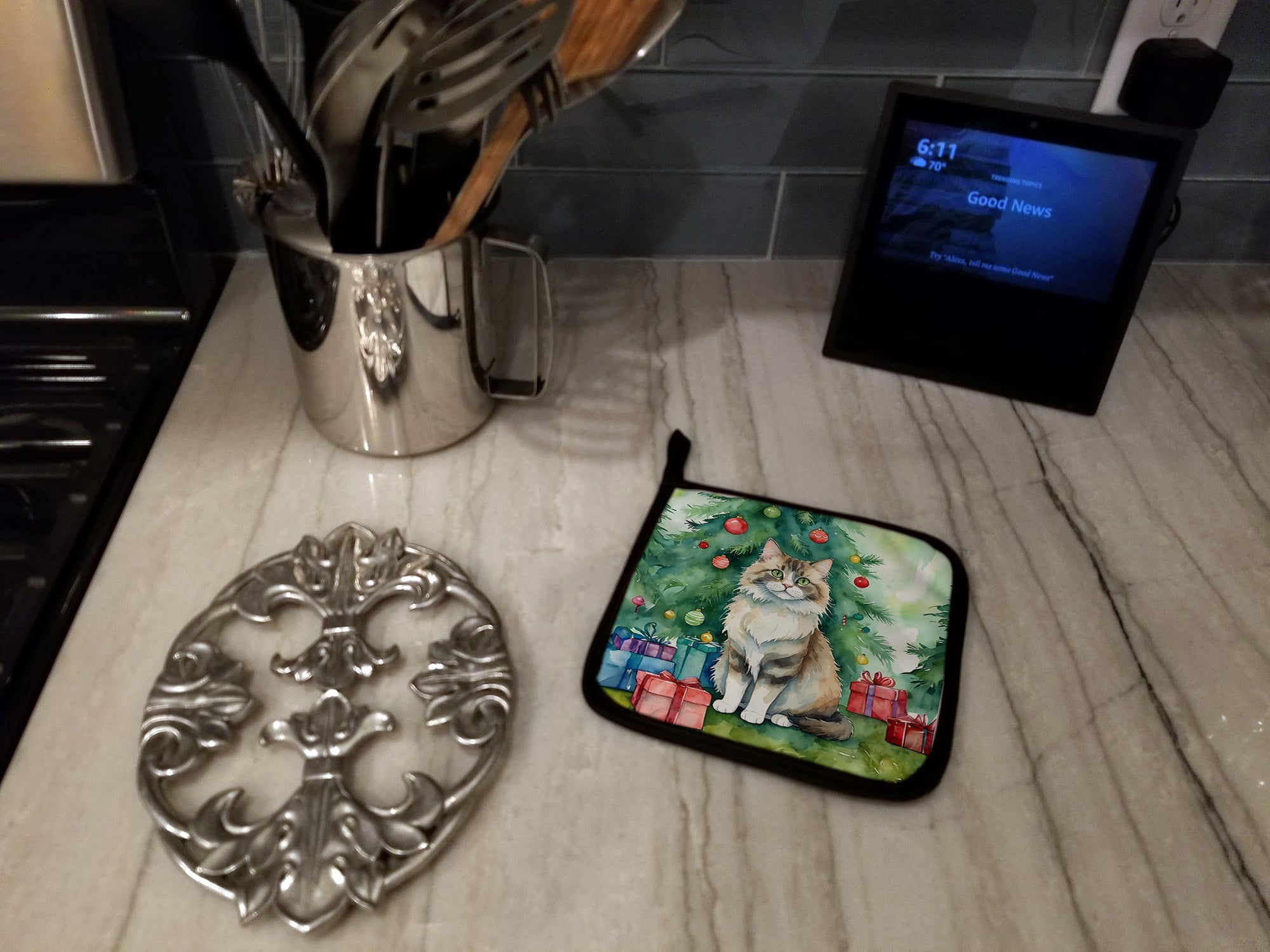 Ragamuffin Cat By the Christmas Tree Pot Holder Set of 2 Heat Resistant Quilted Hot Pads 7.5 x 7.5 Inch, Insulated Kitchen Trivets for Cooking & Baking