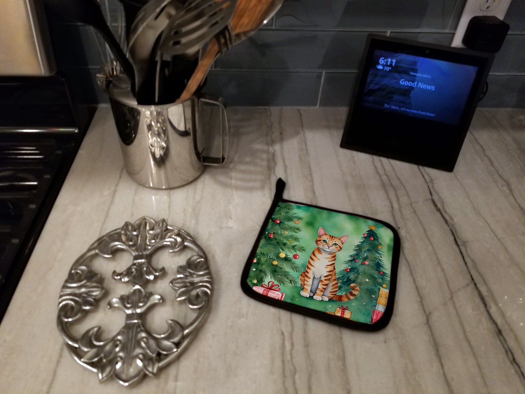 Safari Cat By the Christmas Tree Pot Holder Set of 2 Heat Resistant Quilted Hot Pads 7.5 x 7.5 Inch, Insulated Kitchen Trivets for Cooking & Baking