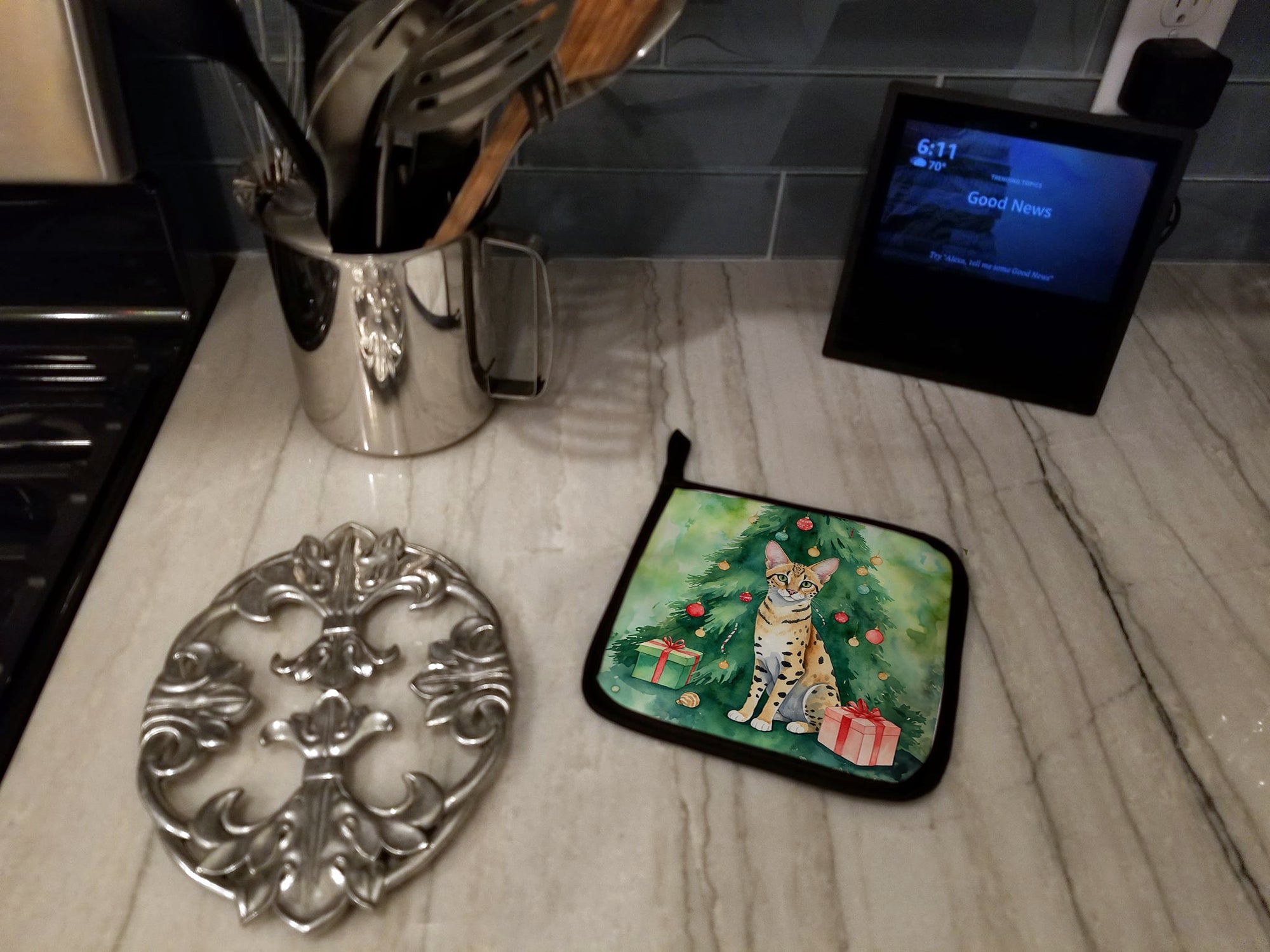 Savannah Cat By the Christmas Tree Pot Holder Set of 2 Heat Resistant Quilted Hot Pads 7.5 x 7.5 Inch, Insulated Kitchen Trivets for Cooking & Baking
