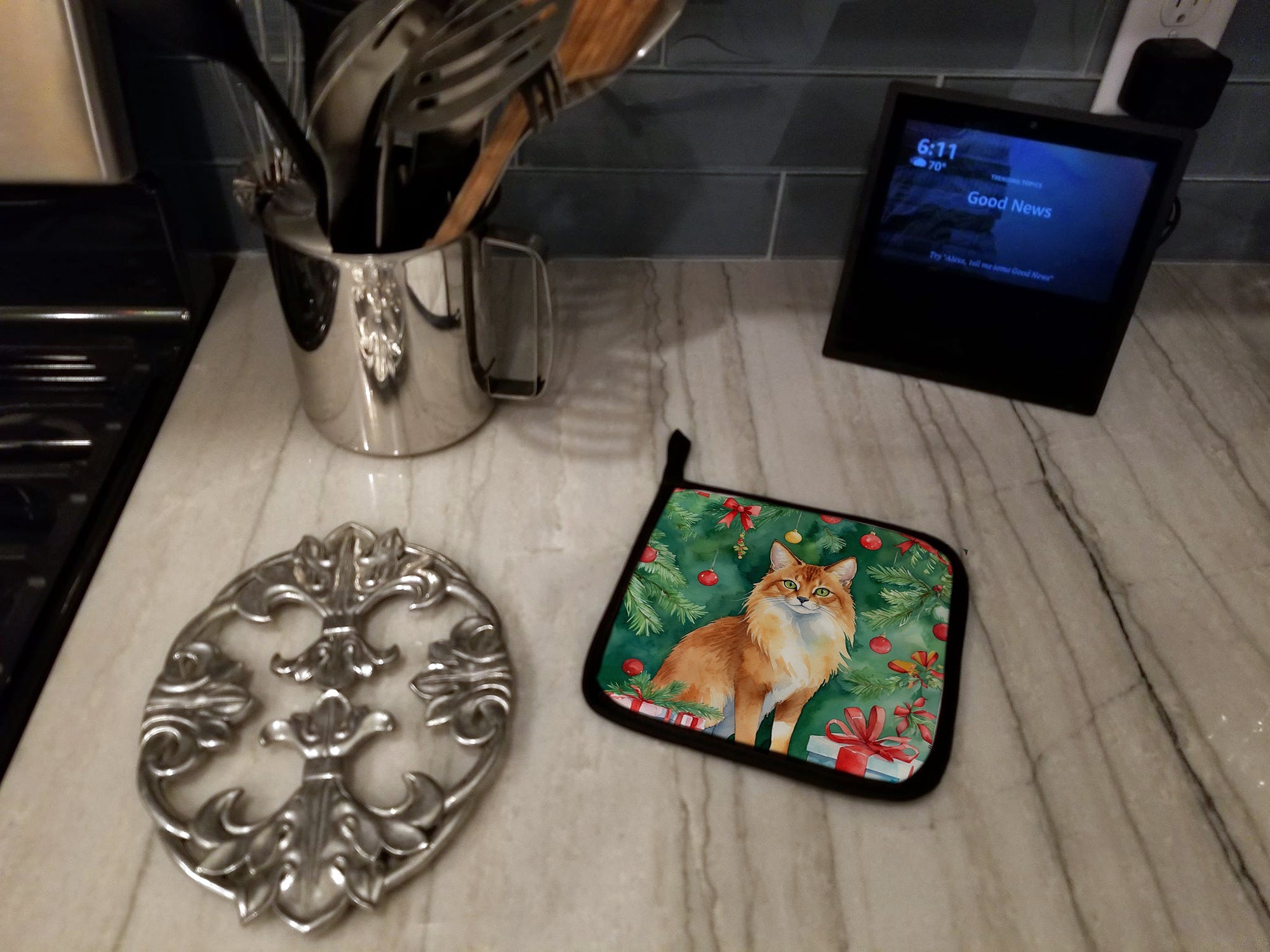 Somali Cat By the Christmas Tree Pot Holder Set of 2 Heat Resistant Quilted Hot Pads 7.5 x 7.5 Inch, Insulated Kitchen Trivets for Cooking & Baking