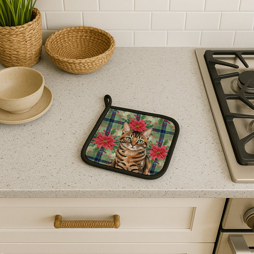 Spotted Tabby Brown Cat with Poinsettias Pot Holder Set of 2 Heat Resistant Quilted Hot Pads 7.5 x 7.5 Inch, Insulated Kitchen Trivets for Cooking & Baking