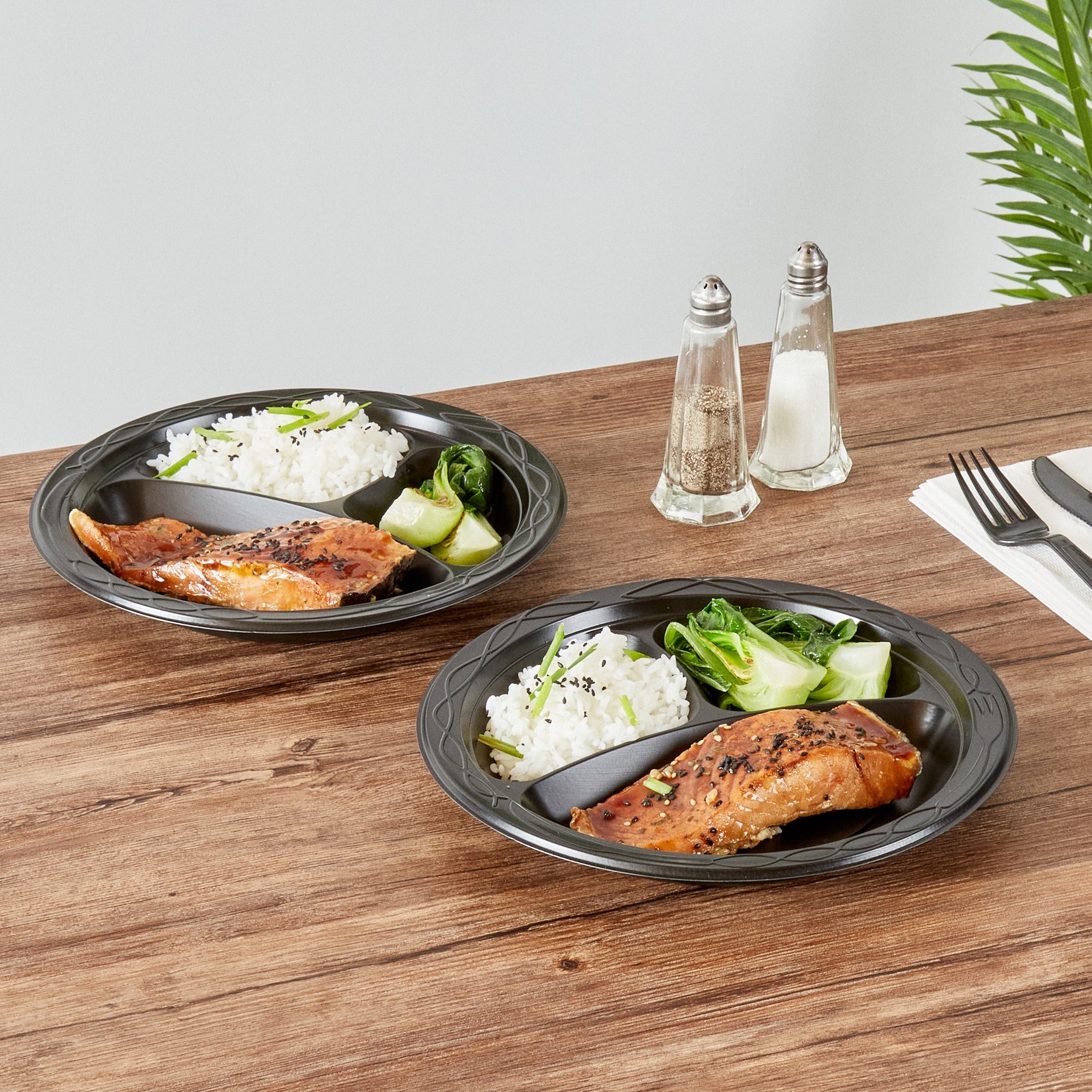 Chef 101 Round Black Plastic Plate - 3 Compartments, Microwavable - 9" x 9" x 3/4" - 50 count box