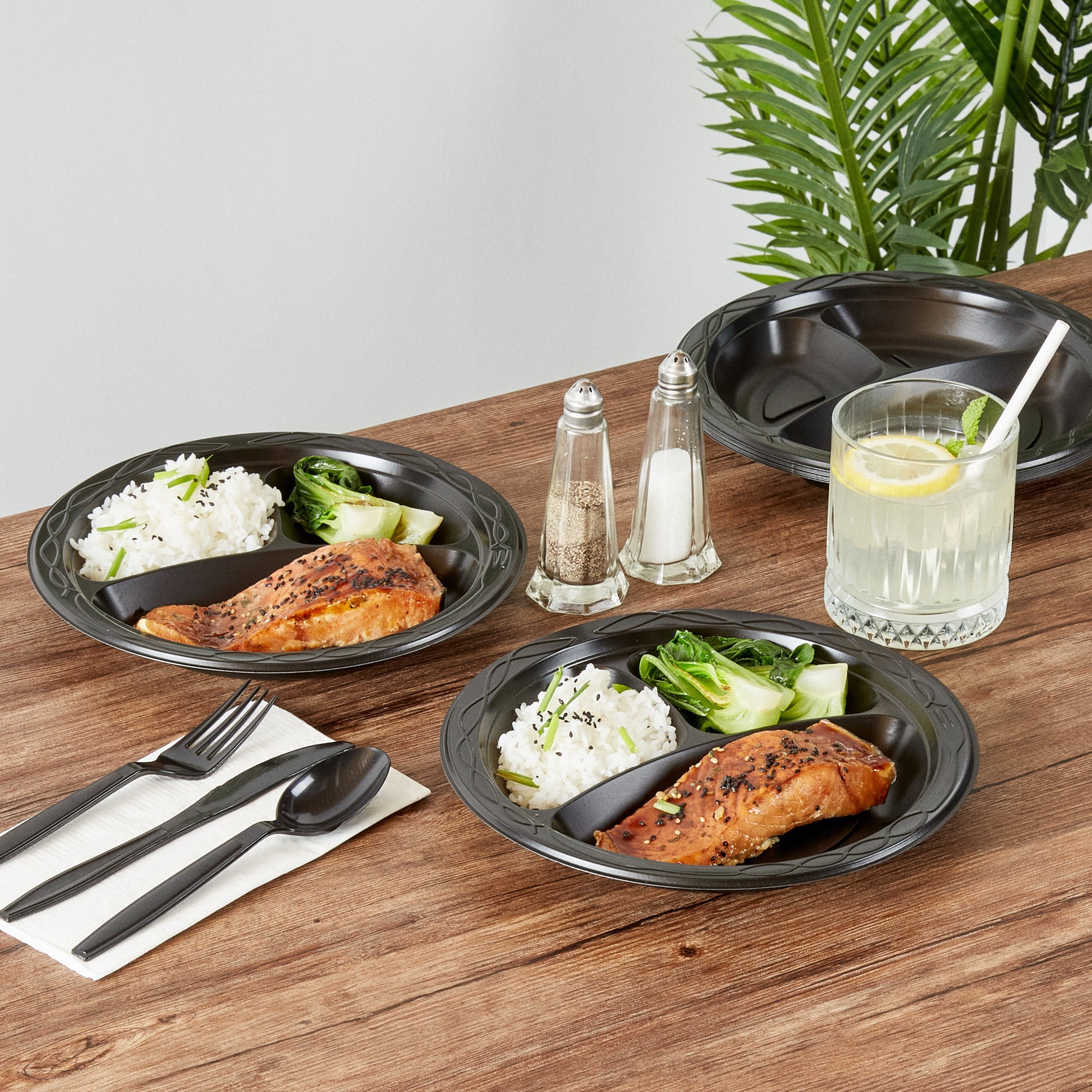 Chef 101 Round Black Plastic Plate - 3 Compartments, Microwavable - 9" x 9" x 3/4" - 100 count box