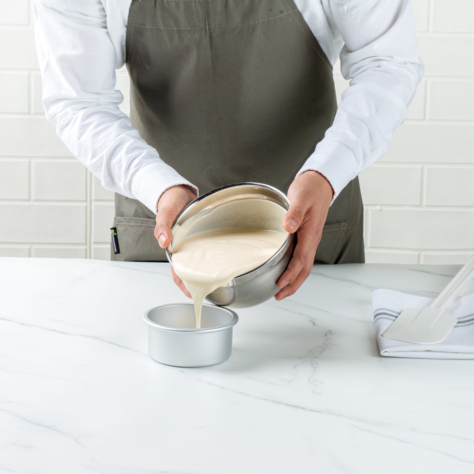 Met Lux Round Aluminum Straight-Sided Cake Pan - 4" x 4" x 2" - 12 count box
