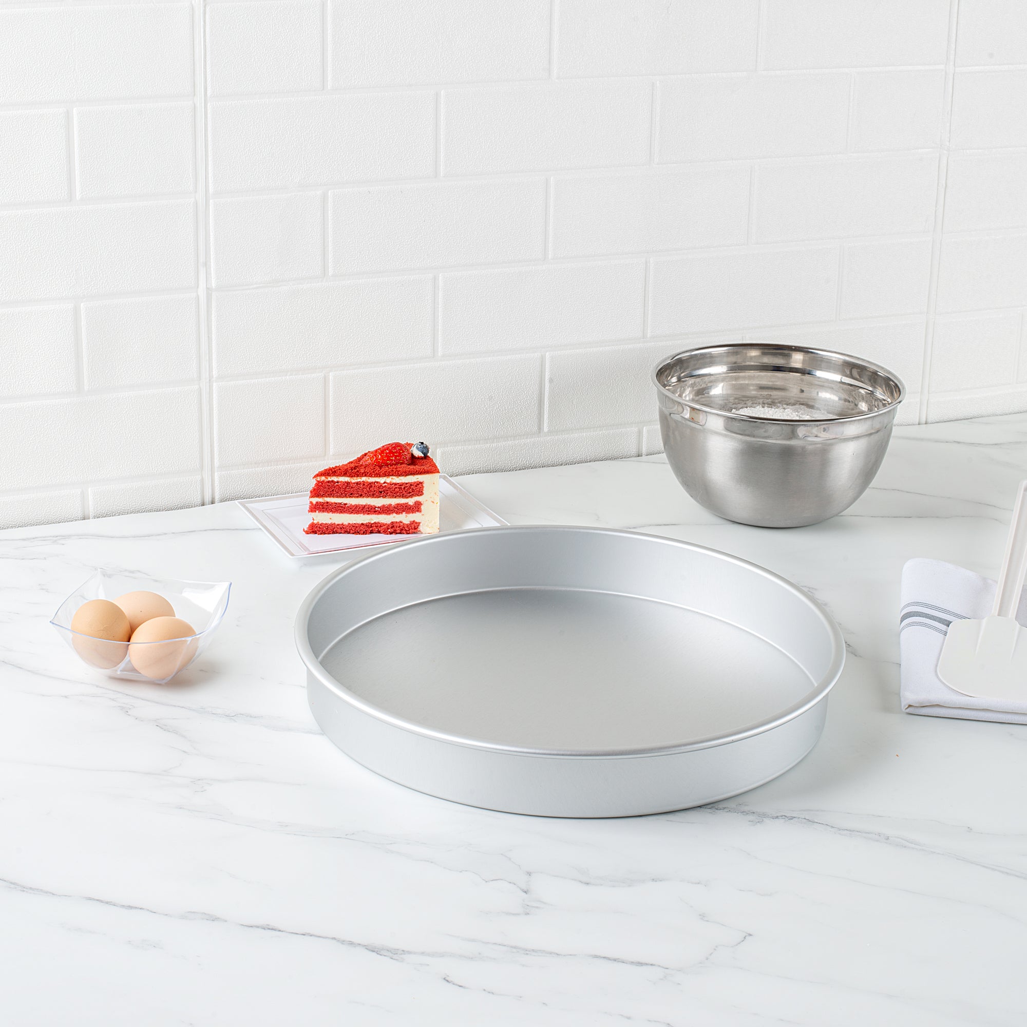 Met Lux Round Aluminum Straight-Sided Cake Pan - 14" x 14" x 2" - 12 count box