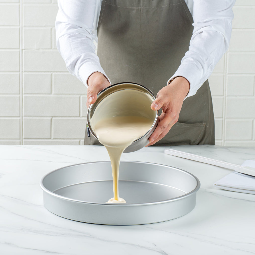 Met Lux Round Aluminum Straight-Sided Cake Pan - 14" x 14" x 2" - 12 count box
