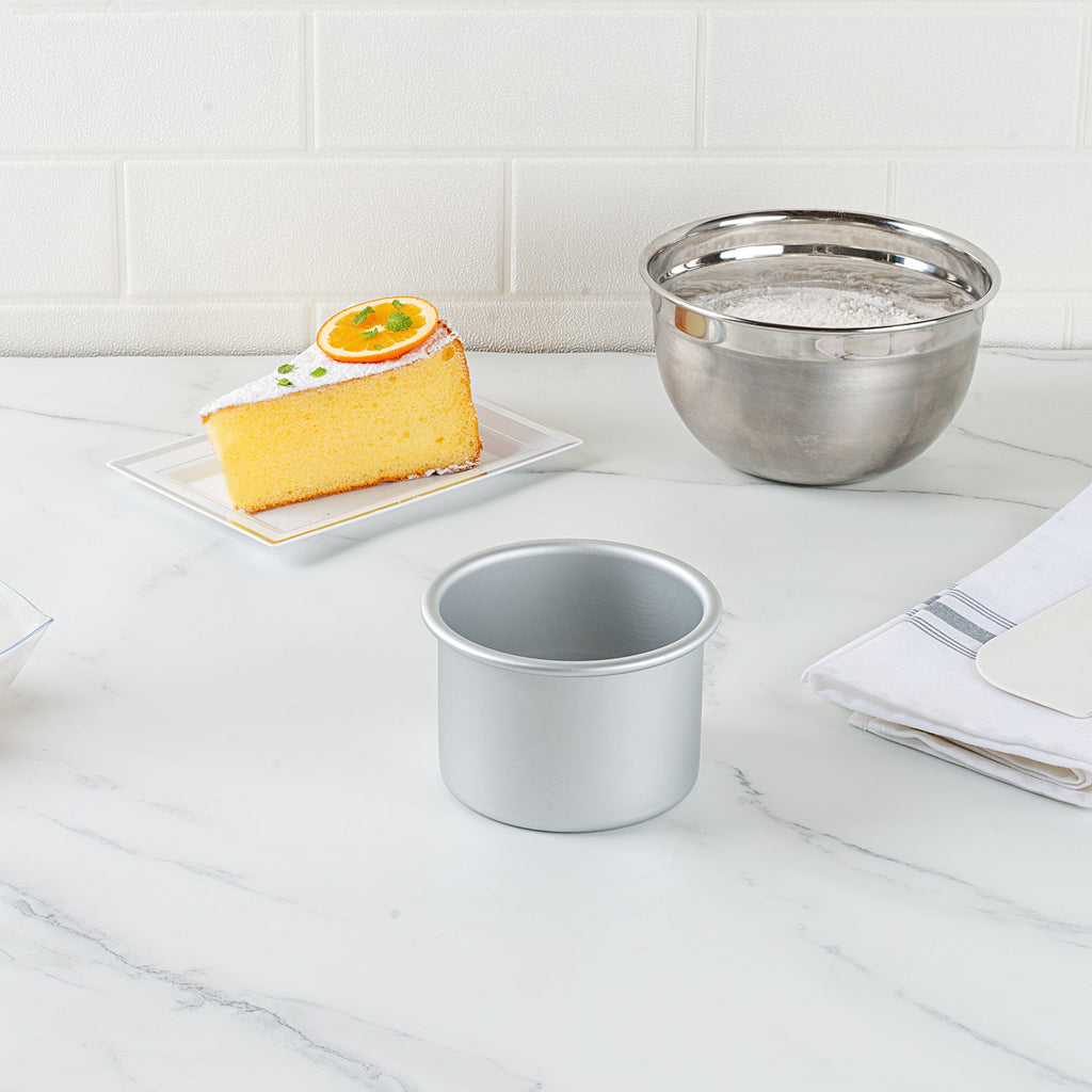 Met Lux Round Aluminum Straight-Sided Cake Pan - 4" x 4" x 3" - 1 count box