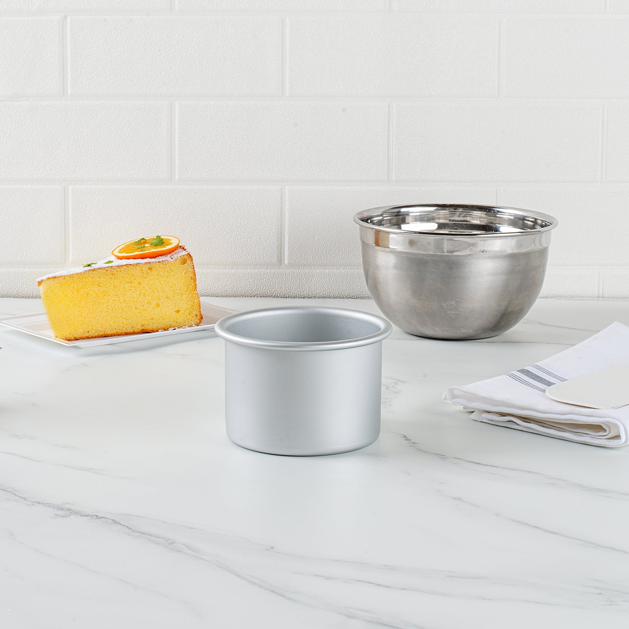 Met Lux Round Aluminum Straight-Sided Cake Pan - 4" x 4" x 3" - 1 count box