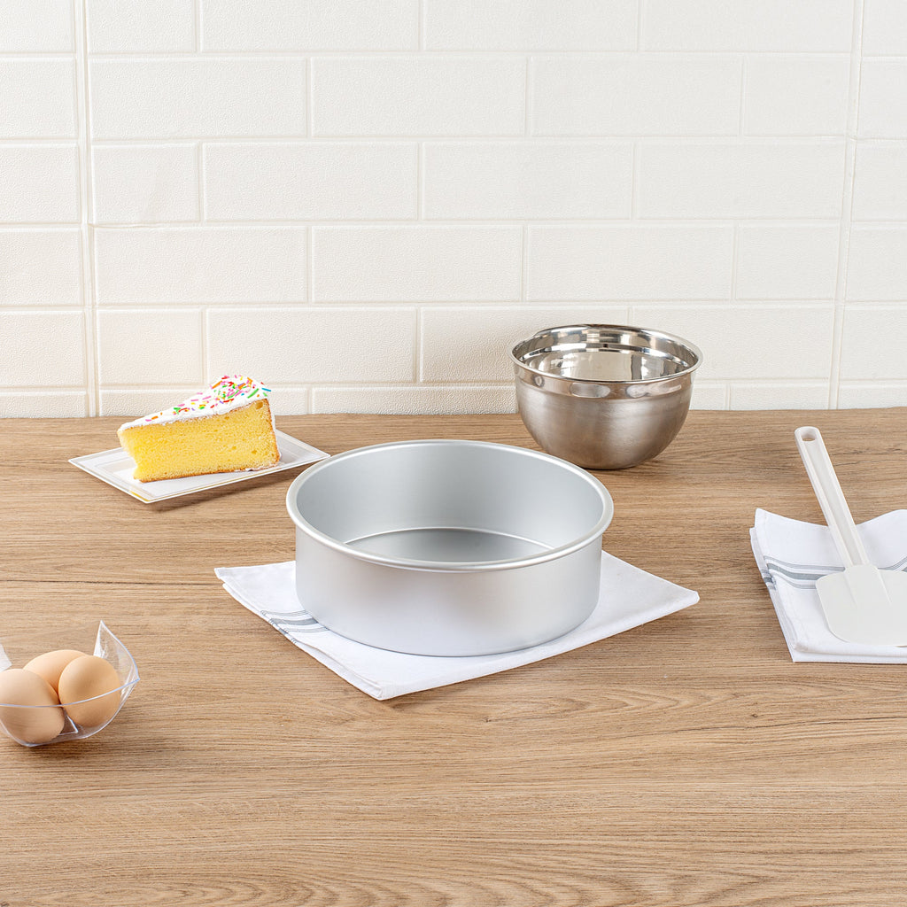 Met Lux Round Aluminum Straight-Sided Cake Pan - 9" x 9" x 3" - 12 count box