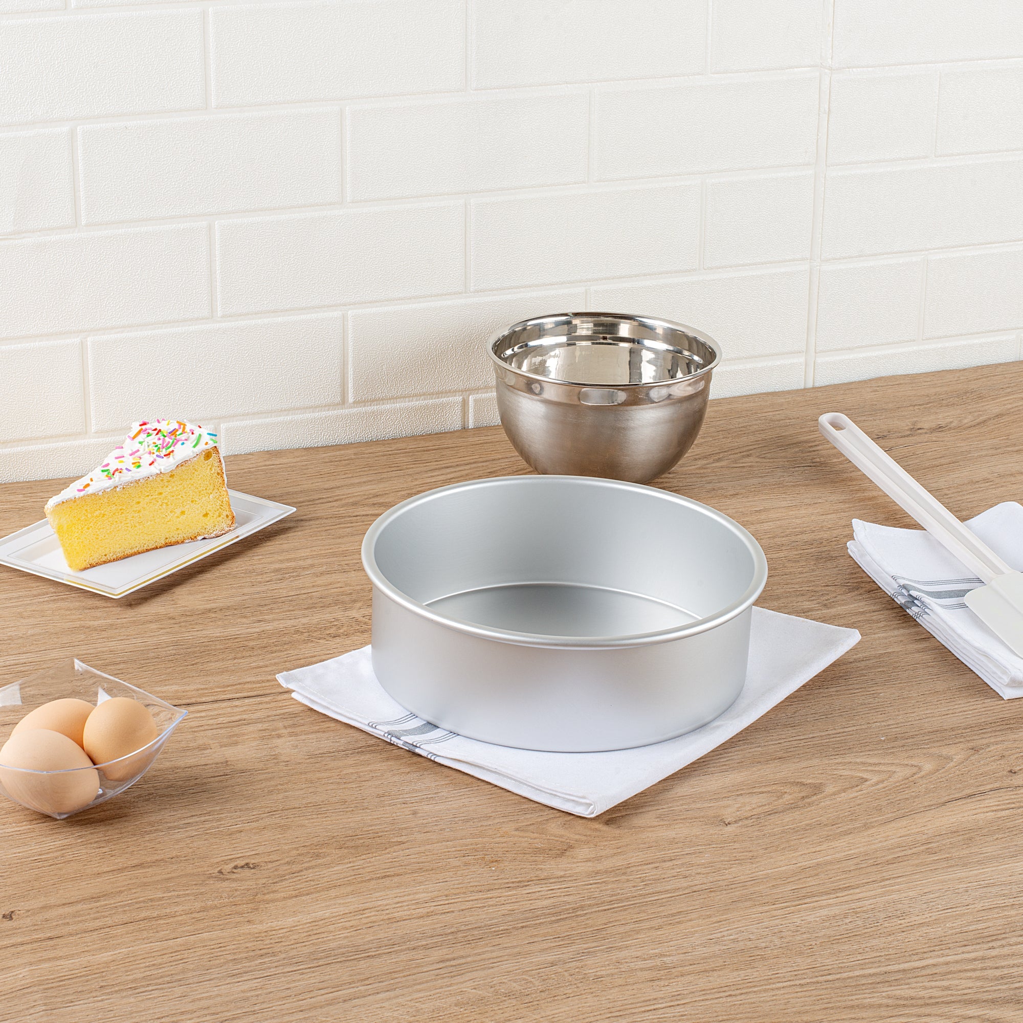 Met Lux Round Aluminum Straight-Sided Cake Pan - 9" x 9" x 3" - 12 count box