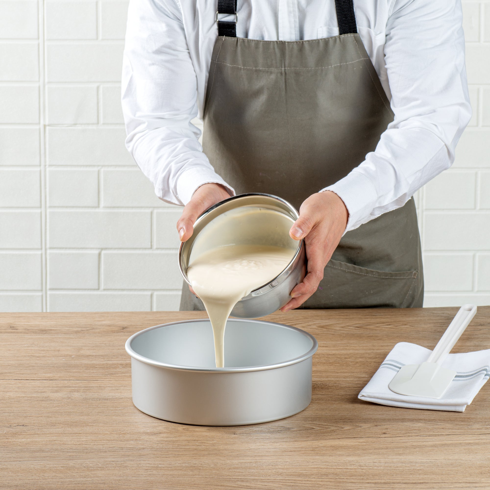 Met Lux Round Aluminum Straight-Sided Cake Pan - 9" x 9" x 3" - 12 count box