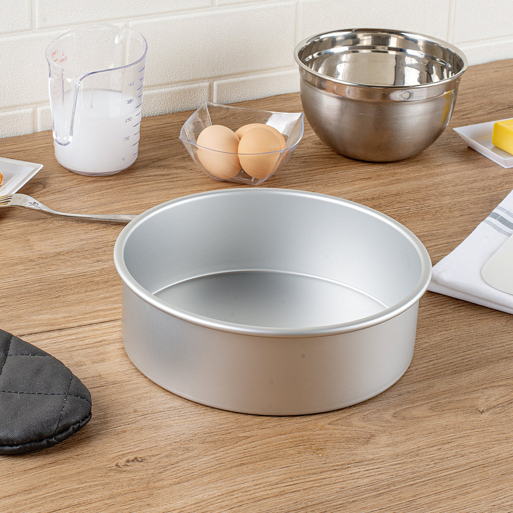 Met Lux Round Aluminum Straight-Sided Cake Pan - 9" x 9" x 3" - 12 count box