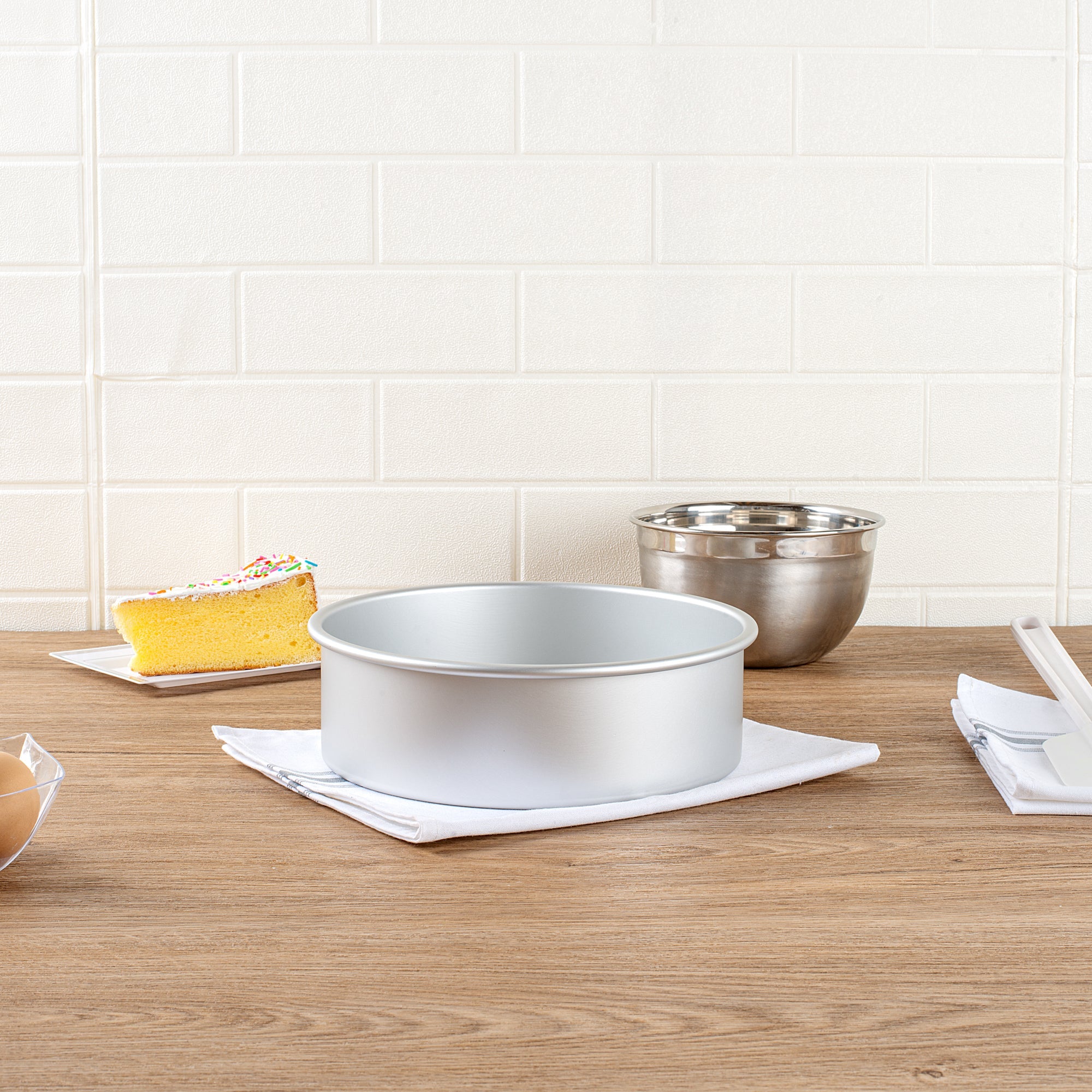 Met Lux Round Aluminum Straight-Sided Cake Pan - 9" x 9" x 3" - 12 count box