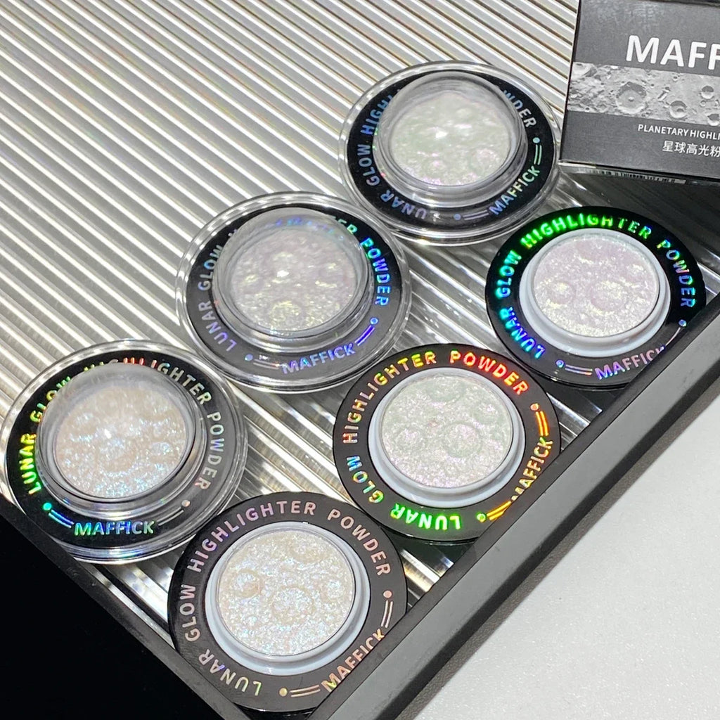 Planet highlighter powder brightens the whole body, with a burst of nasal shadows and a three-dimensional highlight on the face