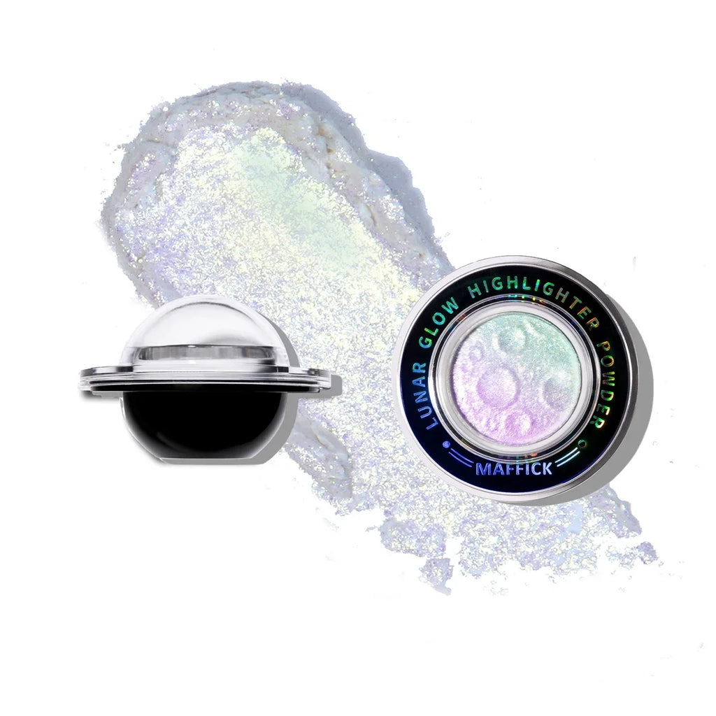 Planet highlighter powder brightens the whole body, with a burst of nasal shadows and a three-dimensional highlight on the face