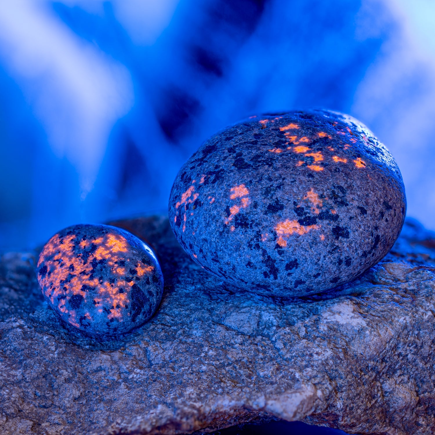 Shining Syenite - UV Glow Rocks