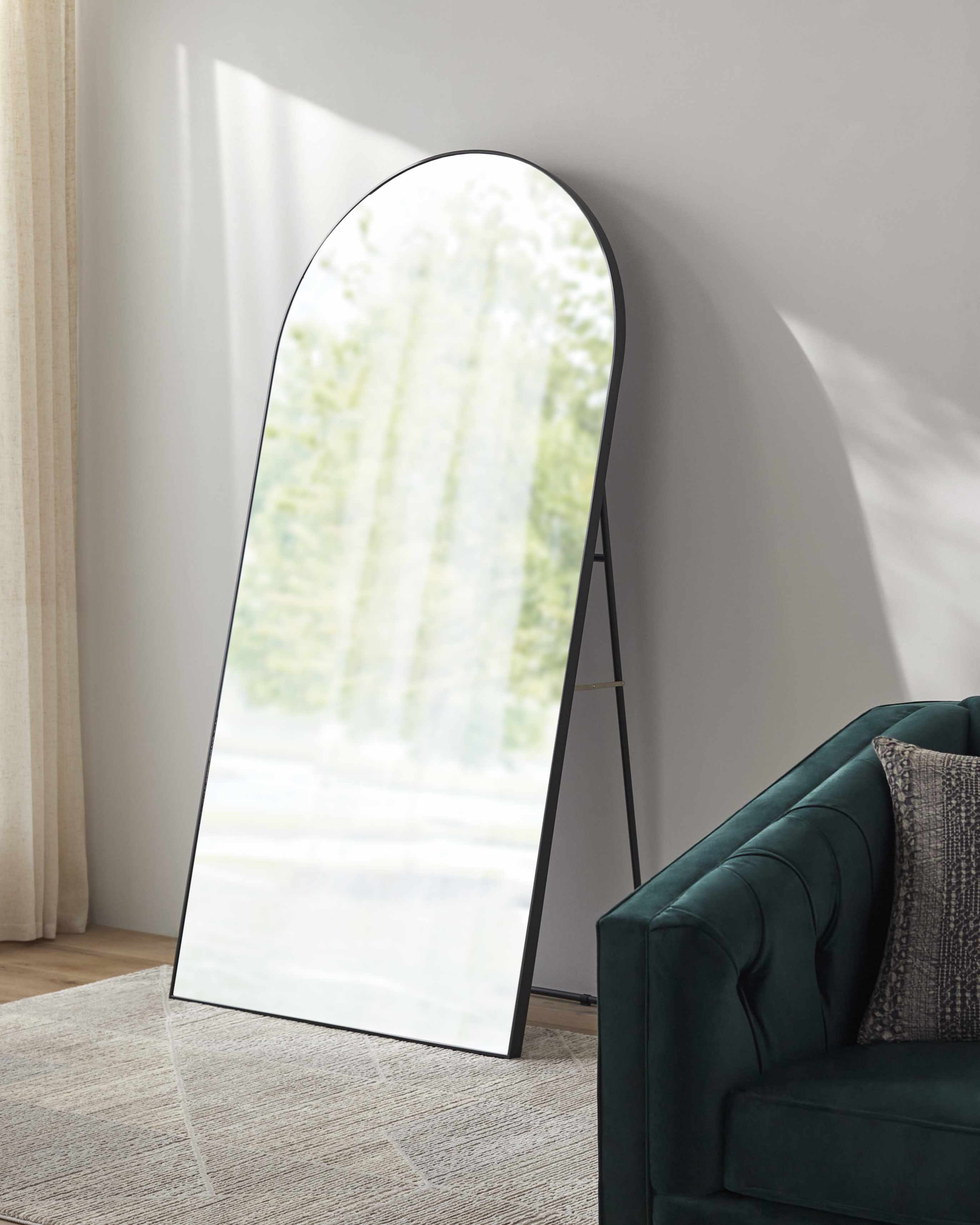 Yagodnoye Mirror